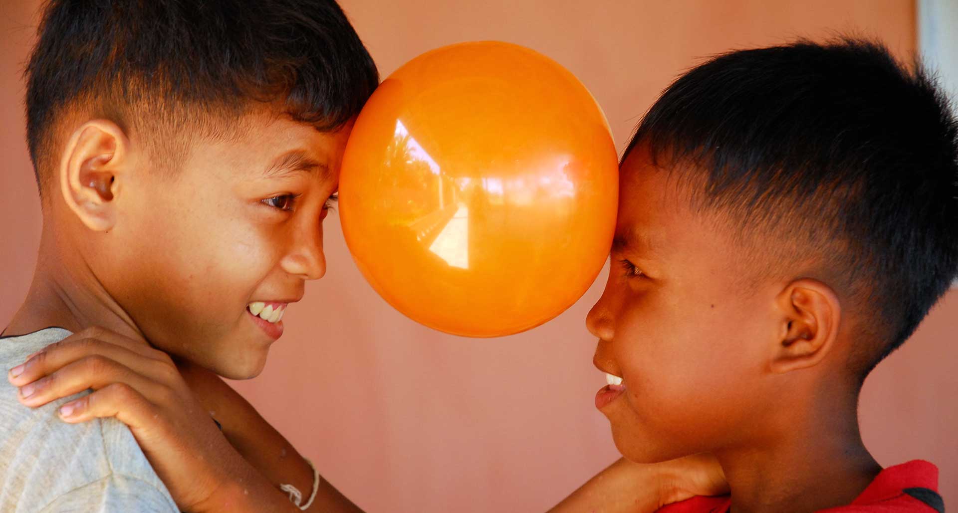 Enfants cambodgiens en activité éducative au refuge AVEC à Battambang